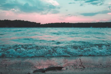 Hırvatistan 'ın Rab Adası' ndaki Rab kasabasındaki Komrcar şehir parkından kıyı şeridi manzaraları