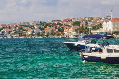 Hırvatistan 'ın Pag adasındaki Novalja kasabasının resimli kıyı manzarası