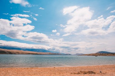 Hırvatistan 'ın Pag adasında Novalja çevresindeki vahşi manzara