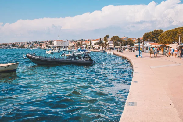 Novalja, Pag Adası, Hırvatistan - 22 Temmuz 2018: Novalja kentinin resmi gezinti alanı. Burası yazın genç turistler arasında popülerdir..