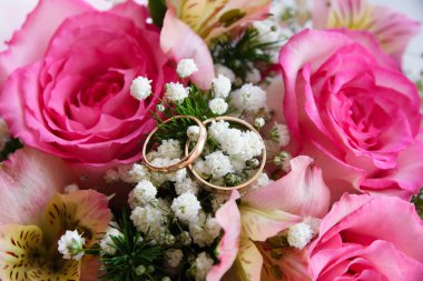 Bir çiçek zemin üzerine altın alyans