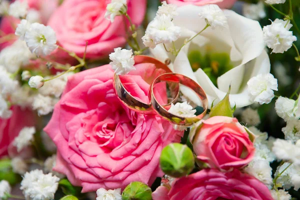 Anillos de boda en las rosas —  Fotos de Stock