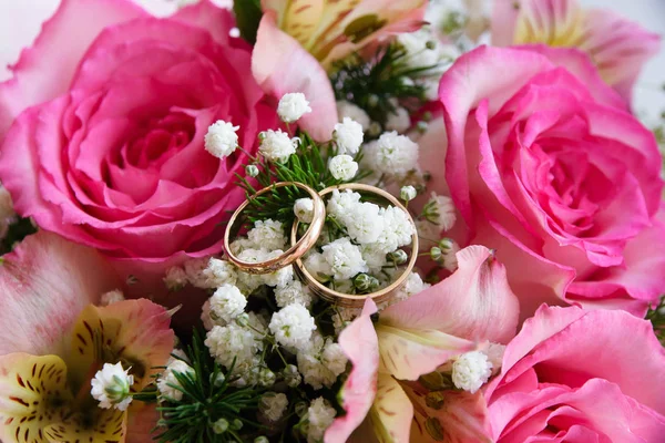 Bir çiçek zemin üzerine altın alyans