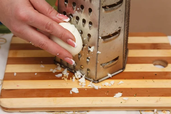 Yiyecek hazırlama - el bir yumurta ekleri.