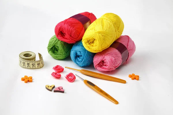 Cotton yarn,  crochet hooks , tailoring tape and decorative buttons — Stock Photo, Image