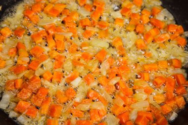 Kızarmış soğan ve havuç