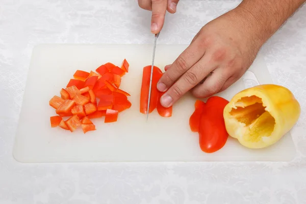Подготовка пищи - нарезание перца ножом — стоковое фото
