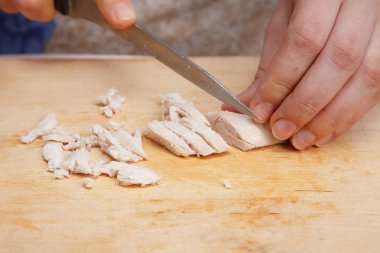 Yiyecek hazırlama - haşlanmış tavuk göğsü kesme