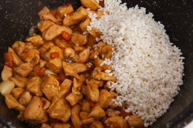 Sebze ve pirinç tavada tavuk