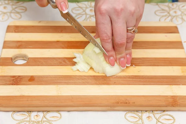 Yiyecek hazırlama - soğan bıçak ile kesme