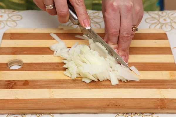 Yiyecek hazırlama - soğan bıçak ile kesme