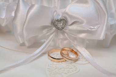 İki altın yüzük ile Düğün aksesuarları
