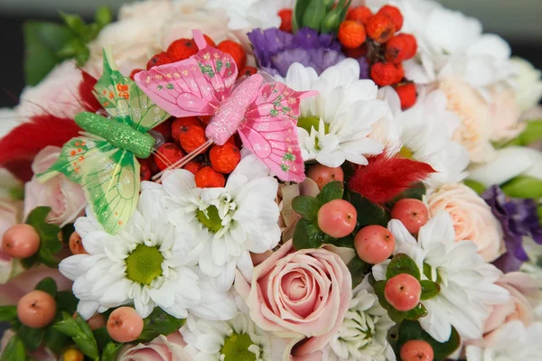 Arrangement de fleurs avec des papillons — Photo