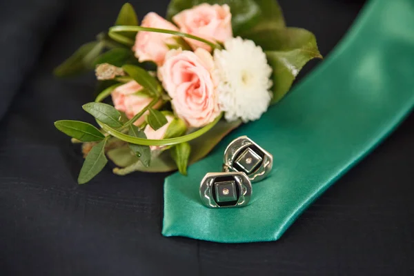 Corbata, gemelos de plata y boutonniere para boda —  Fotos de Stock