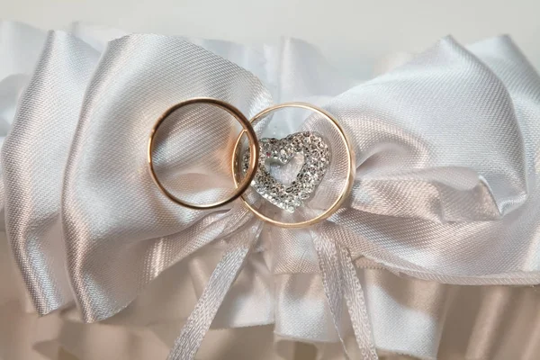 Bruiloft accessoires met twee gouden ringen — Stockfoto