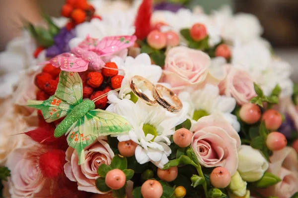 Arrangement de fleurs avec des papillons — Photo