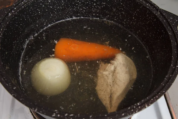 Луковая морковь курица в кастрюле — стоковое фото