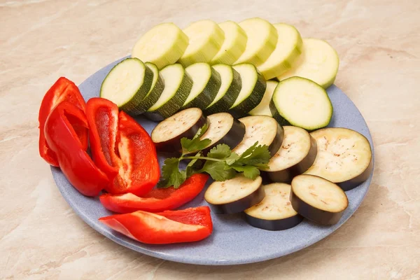 Gesneden courgette, aubergine en paprika — Stockfoto