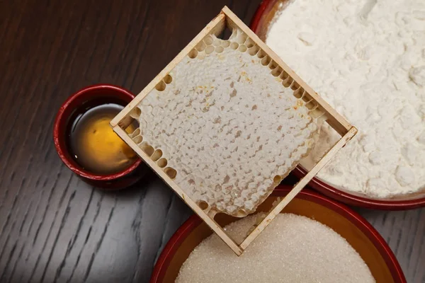 Мед, сахар и мука — стоковое фото