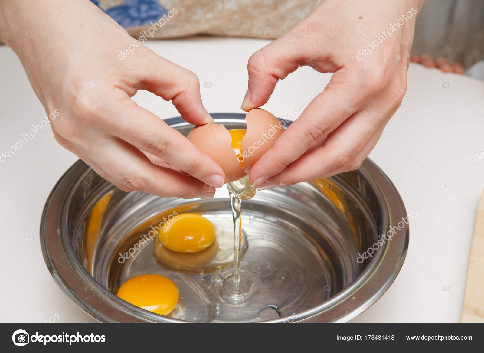 Как правильно разбивать яйца. Разбить яйца в миску. Разбейте яйца в миску. Яйца разбитые в миске. Разбивание яиц в тарелку.