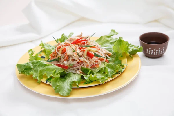 Salata funchoza bir tabakta sebze ile