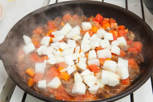 Вак с говядиной, морковью и баклажанами — стоковое фото