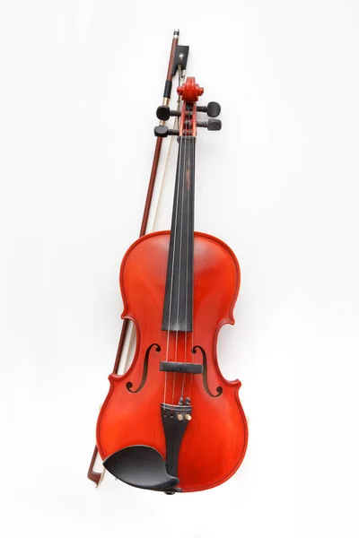 Violino com arco ereto sobre fundo branco — Fotografia de Stock