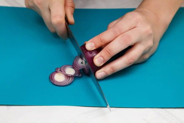 Yiyecek hazırlama - soğan bıçak ile kesme