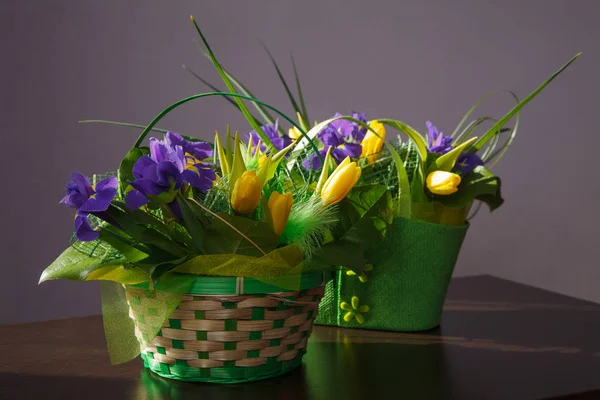 Des fleurs. Bouquet de tulipes jaunes et d'iris — Photo