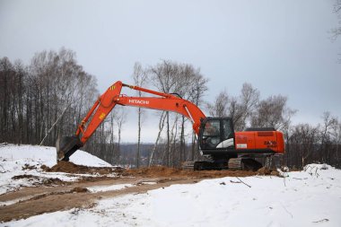 Kazan, Rusya - 12.12.2019. Kış boyunca şantiyede bir kazıcı.. 