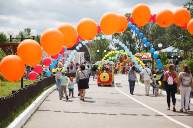KAZAN, Rusya- 22 Temmuz 2018: Parktaki balon heykel festivali