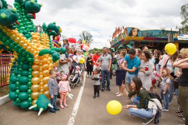 KAZAN, Rusya- 22 Temmuz 2018: Parktaki balon heykel festivali