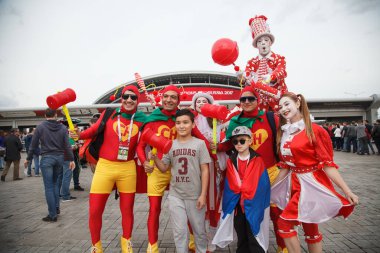 KAZAN - 18 Haziran 2017: Sokak oyuncuları ve futbol taraftarları, futbol taraftarları ayaklıklarda yürüyor ve popüler turistik kent simgelerinde poz veriyorlar.