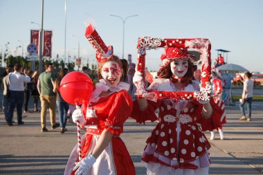 KAZAN - 18 Haziran 2017: Sokak oyuncuları ayaklıklar üzerinde yürüyor ve popüler turistik mekanlarda poz veriyorlar.
