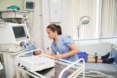 Kazan, Rusya - 15 Temmuz 2015: Bir doktor bir hasta için kardiyogram yapar