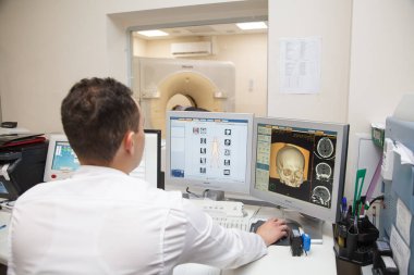Kazan, Rusya - 15 Temmuz 2015: MRI makinesi ve doktorla ekranlar