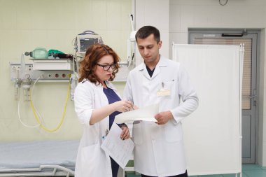 Kazan, Rusya - 15 Temmuz 2015: Erkek ve kadın doktorlar sağlık raporlarına bakıyorlar