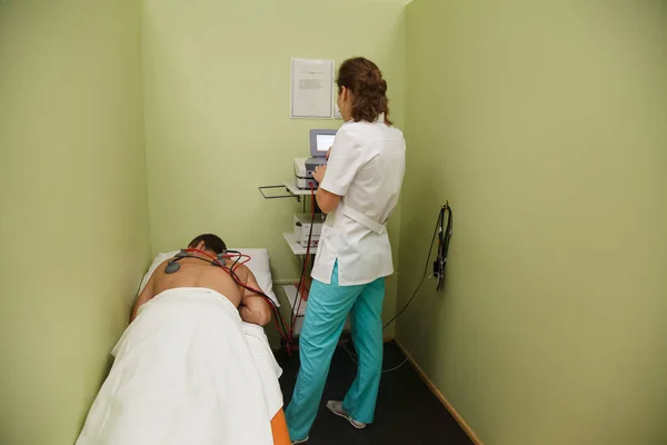 Kazan Ryssland Juli 2015 Läkare Gör Ett Kardiogram För Patient — Stockfoto