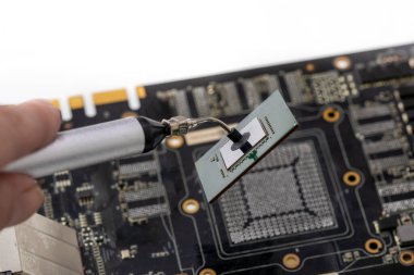 Kırık dizüstü bilgisayar tamir ediliyor