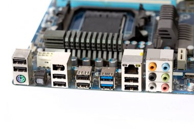 Bilgisayar dükkanında sökülmüş dizüstü bilgisayarın tamir ve onarım sorunu kontrol ediliyor