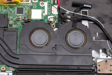 Kırık dizüstü bilgisayar tamir ediliyor