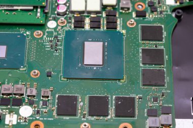 Kırık dizüstü bilgisayar tamir ediliyor