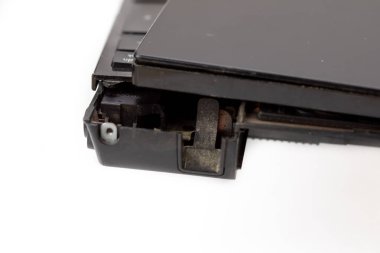 Kırık dizüstü bilgisayar tamir ediliyor