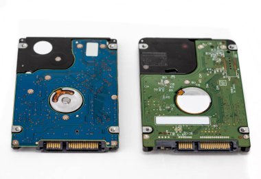 Dizüstü bilgisayar için 2.5 inç SATA sabit disk beyaz bir arkaplanda izole edilmiş.