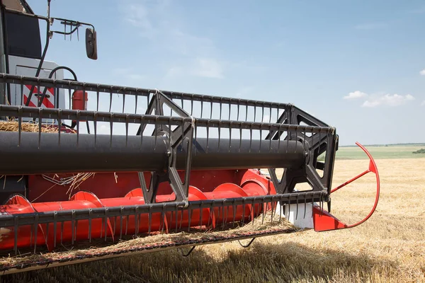 新型农业收割机的工作部件 小麦田联合收割机的研制 — 图库照片