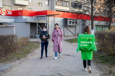 Novocheboksarsk, Rusya - Mayıs, 09, 2020 Salgın sırasında gıda dağıtım servisi