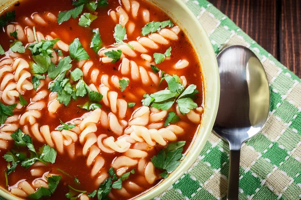Paradicsom leves tésztát a tálba — Stock Fotó