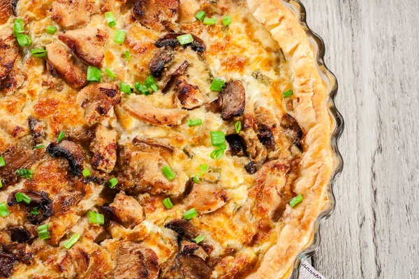 Tart with chicken, mushrooms and cheese — Stock Photo, Image