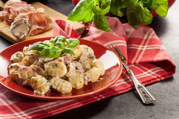 Nhoque de batata, bolinhos de batata italianos com molho de queijo, presunto — Fotografia de Stock