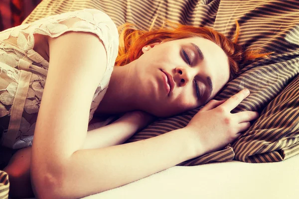 침대에서 자는 젊은 여자 — 스톡 사진